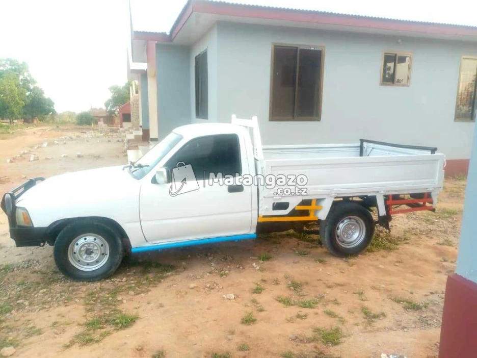 Nauza  Gar  Toyota  Hilux