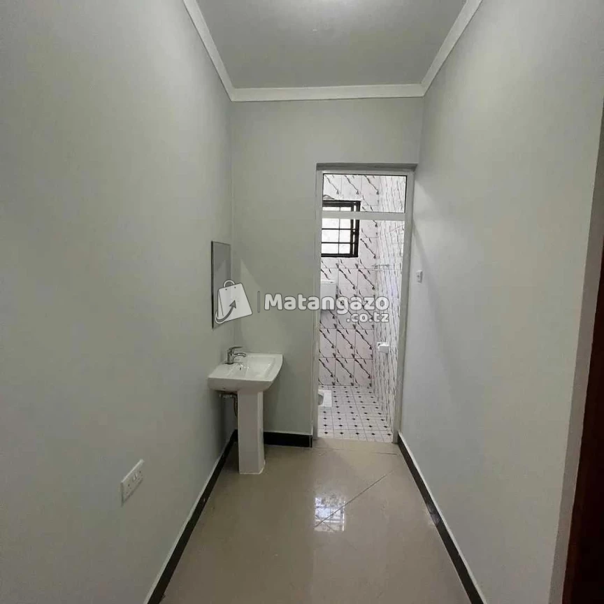 Ipo Mbezi Beach Upande Wa Chini Dar Es Salaam Tanzania