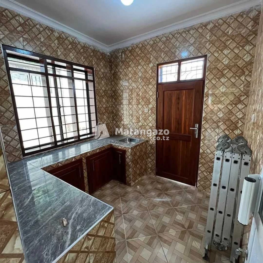 Ipo Mbezi Beach Upande Wa Chini Dar Es Salaam Tanzania