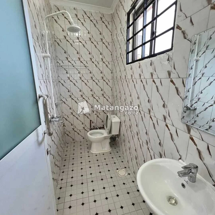Ipo Mbezi Beach Upande Wa Chini Dar Es Salaam Tanzania