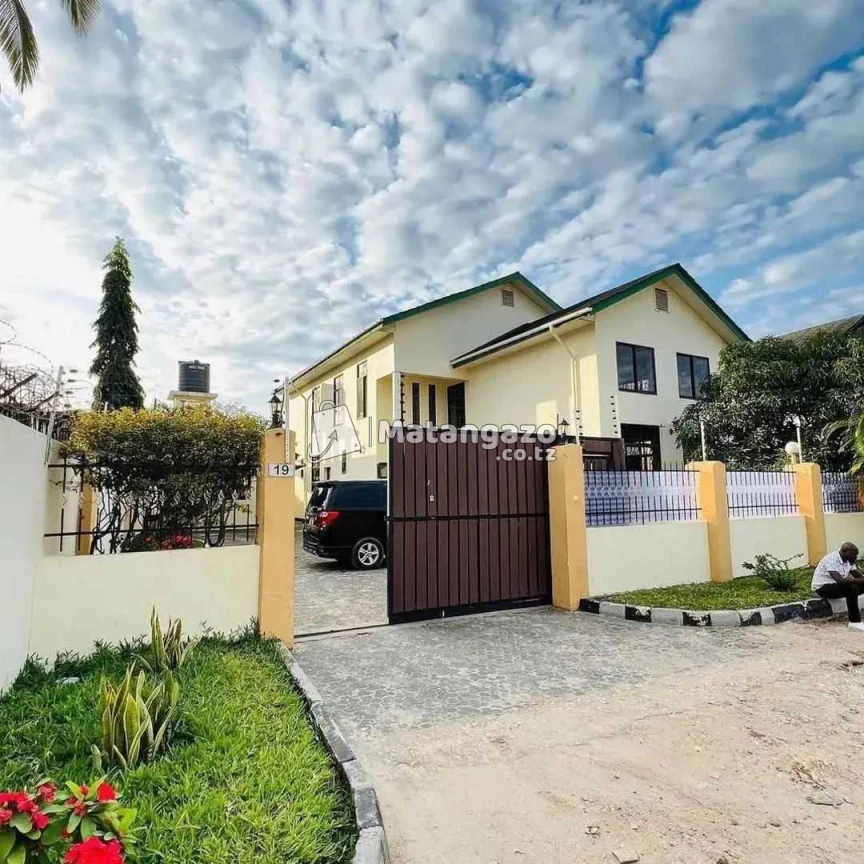 IPO MBEZI BEACH UPANDE WA CHINI DAR ES SALAM TANZANIA