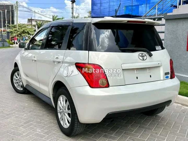 Toyota Ist  Silver