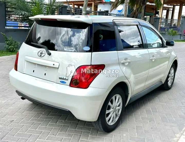 Toyota Ist  Silver