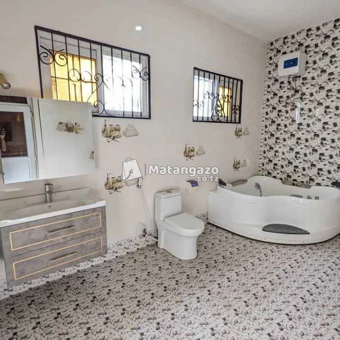 NYUMBA YENYE VYUMBA VITATU INAPANGISHWA LAKI 8 KWA MWEZI IPO CHANGANYIKENI