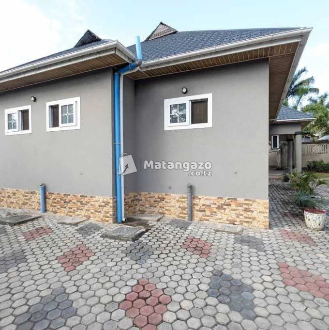 NYUMBA YENYE VYUMBA VITATU INAPANGISHWA LAKI 8 KWA MWEZI IPO CHANGANYIKENI