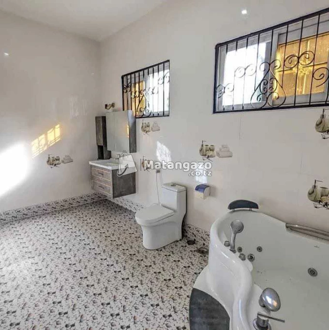 NYUMBA YENYE VYUMBA VITATU INAPANGISHWA LAKI 8 KWA MWEZI IPO CHANGANYIKENI