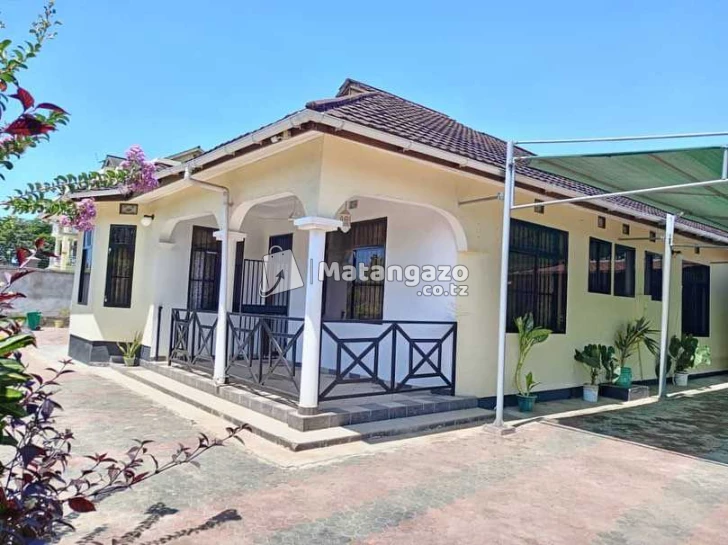 NYUMBA YENYE VYUMBA VITATU INAPANGISHWA LAKI 8 KWA MWEZI IPO BAHARI BEACH