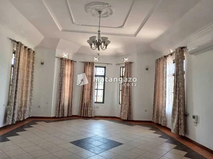 NYUMBA YENYE VYUMBA VITATU INAPANGISHWA LAKI 8 KWA MWEZI IPO BAHARI BEACH