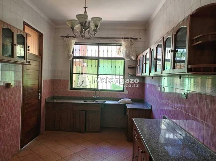 NYUMBA YENYE VYUMBA VITATU INAPANGISHWA LAKI 8 KWA MWEZI IPO BAHARI BEACH