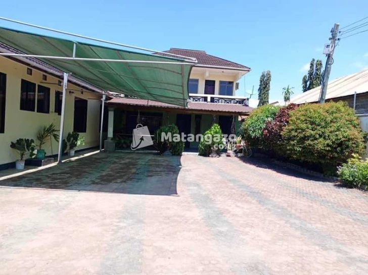NYUMBA YENYE VYUMBA VITATU INAPANGISHWA LAKI 8 KWA MWEZI IPO BAHARI BEACH
