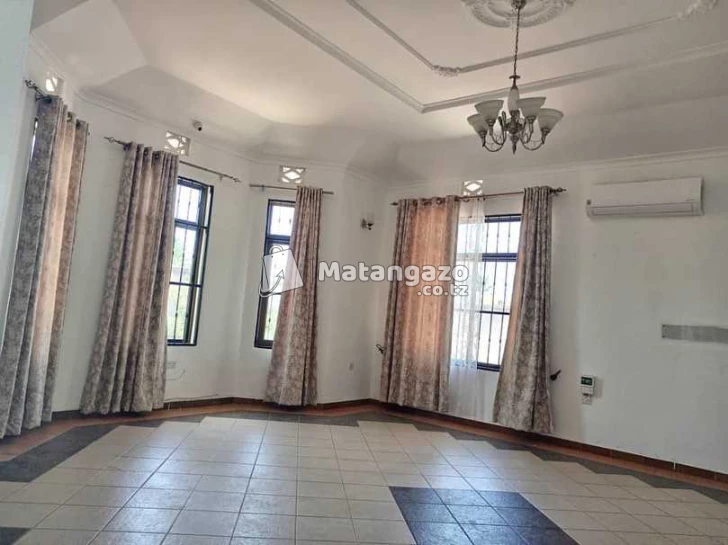 NYUMBA YENYE VYUMBA VITATU INAPANGISHWA LAKI 8 KWA MWEZI IPO BAHARI BEACH
