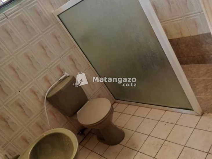 NYUMBA YENYE VYUMBA VITATU INAPANGISHWA LAKI 8 KWA MWEZI IPO BAHARI BEACH