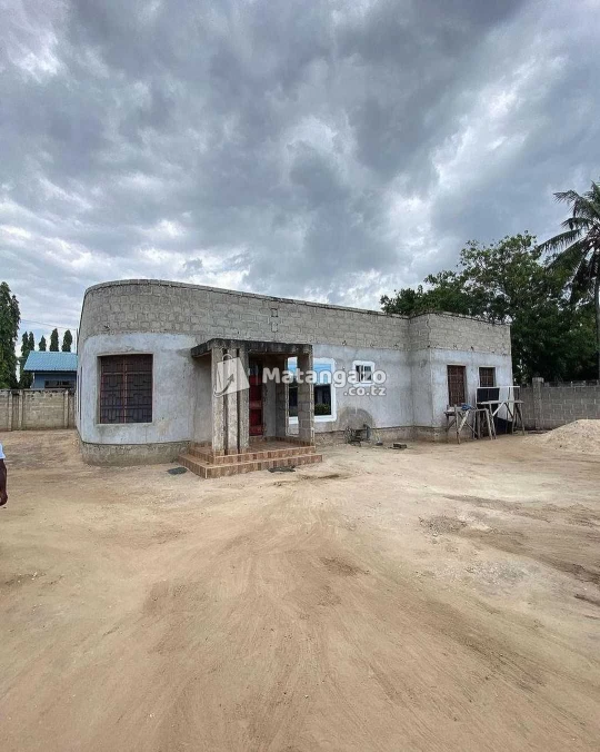 NYUMBA YENYE VYUMBA VITATU INAUZWA MILIONI 200 MAONGEZI YAPO IPO MBWENI JKT