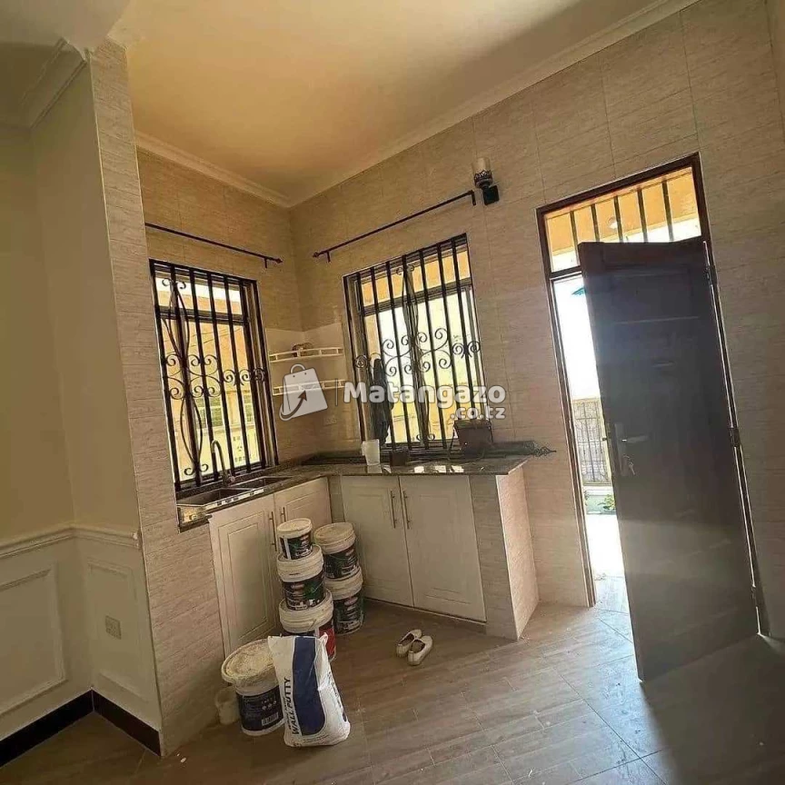 APARTMENTS YENYE VYUMBA VIWILI INAPANGISHWA LAKI 5 KWA MWEZI IPO MBEZI JUU