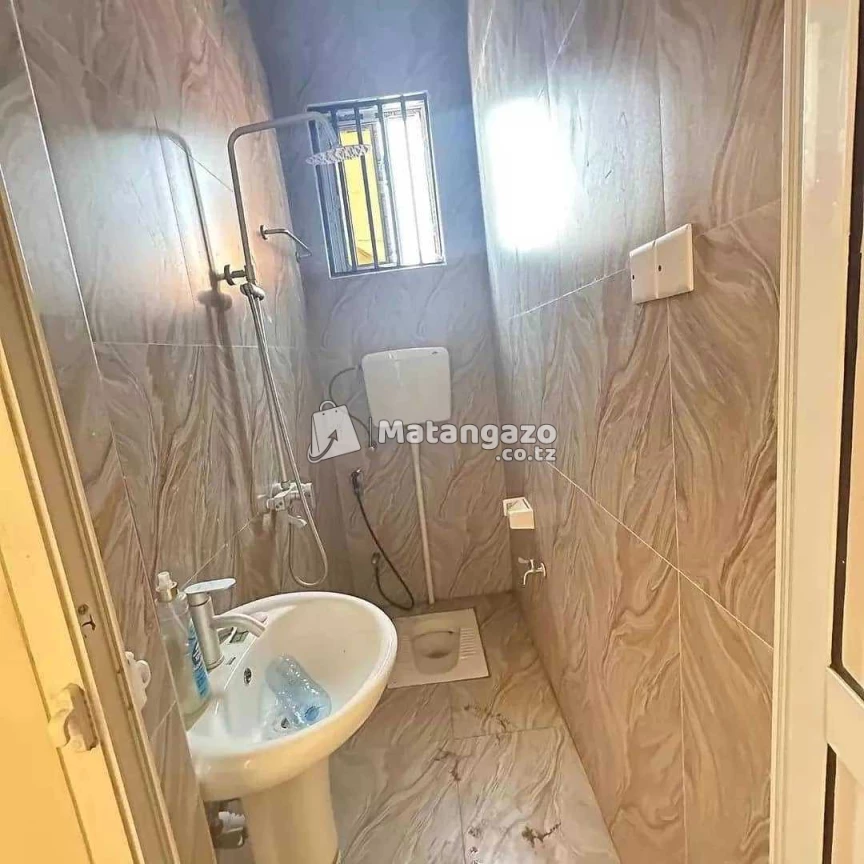 APARTMENTS YENYE VYUMBA VIWILI INAPANGISHWA LAKI 5 KWA MWEZI IPO MBEZI JUU
