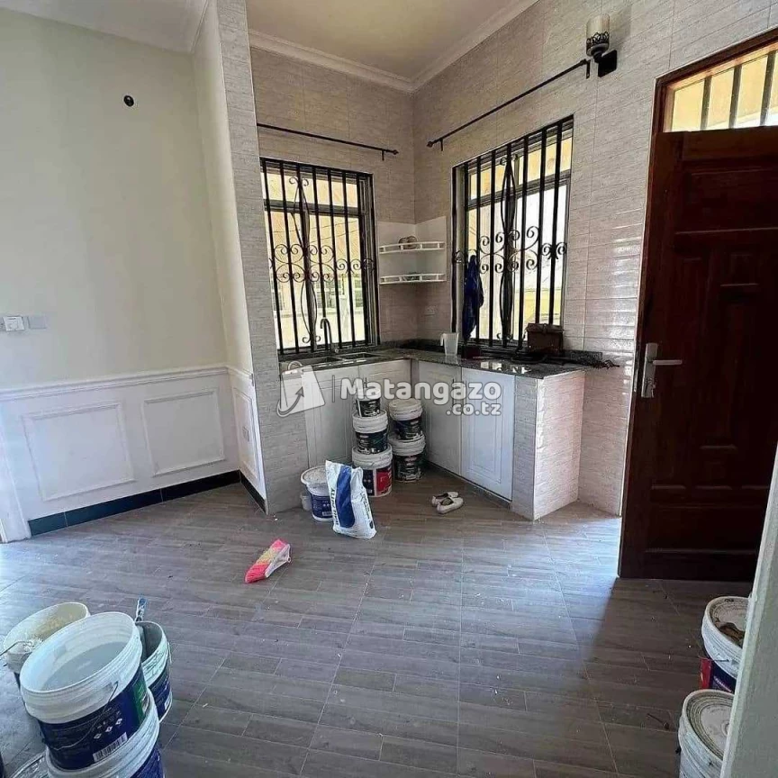 APARTMENTS YENYE VYUMBA VIWILI INAPANGISHWA LAKI 5 KWA MWEZI IPO MBEZI JUU