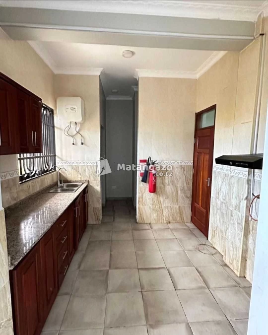 APARTMENTS YENYE VYUMBA VITATU INAPANGISHWA LAKI 9 KWA MWEZI IPO BAHARI BEACH