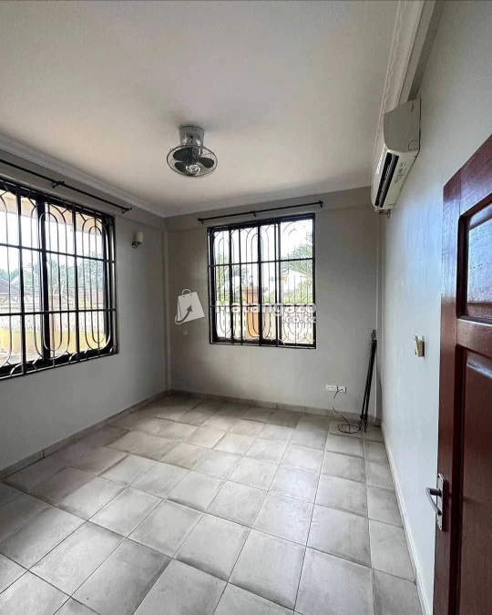 APARTMENTS YENYE VYUMBA VITATU INAPANGISHWA LAKI 9 KWA MWEZI IPO BAHARI BEACH