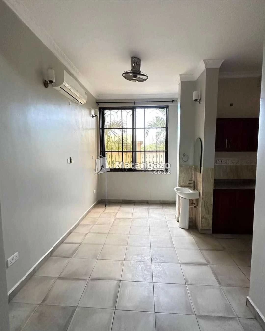 APARTMENTS YENYE VYUMBA VITATU INAPANGISHWA LAKI 9 KWA MWEZI IPO BAHARI BEACH