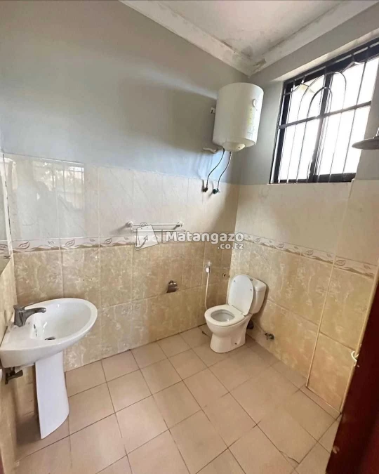 APARTMENTS YENYE VYUMBA VITATU INAPANGISHWA LAKI 9 KWA MWEZI IPO BAHARI BEACH