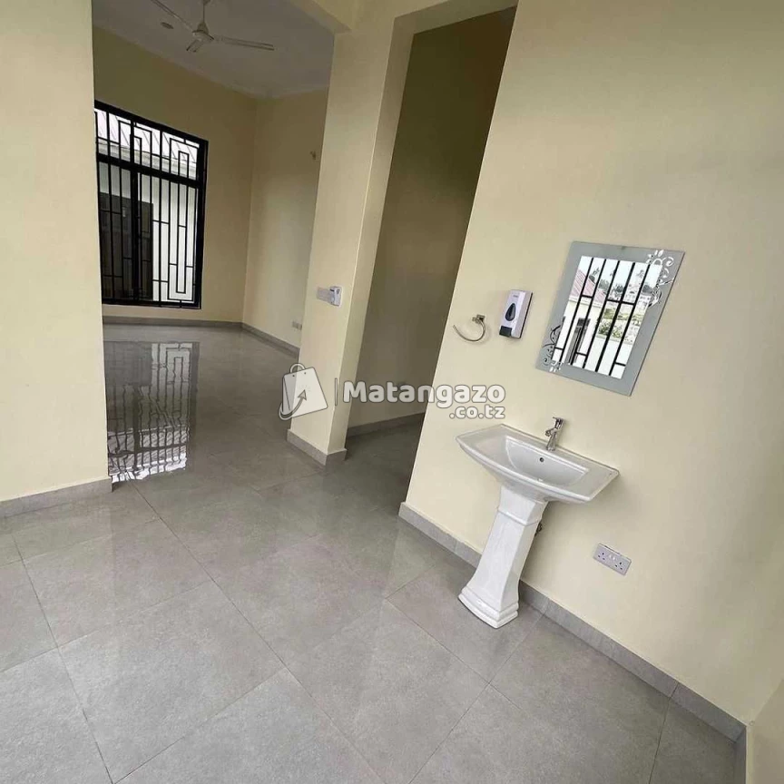 APARTMENTS YENYE VYUMBA VIWILI INAPANGISHWA LAKI 6 KWA MWEZI IPO GOBA CENTER