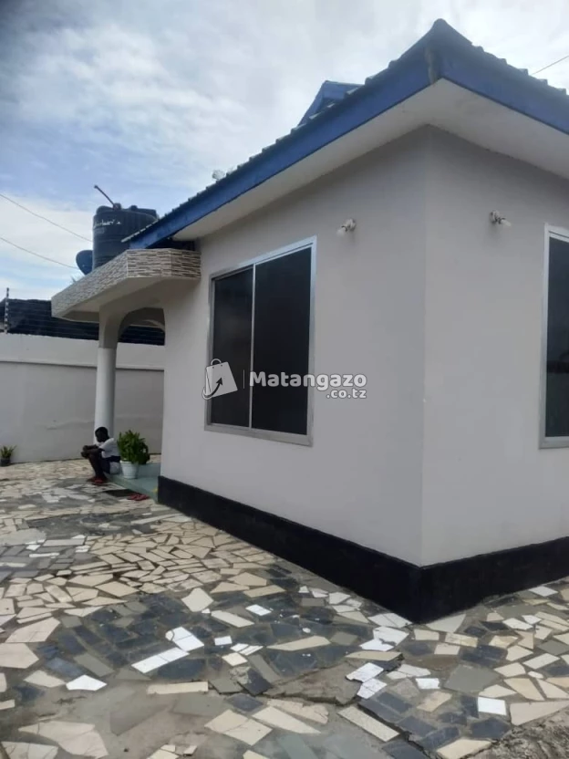 NYUMBA YENYE VYUMBA VITATU INAJITEGEMEA INAPANGISHWA MILIONI 1 KWA MWEZI IPO KINONDONI