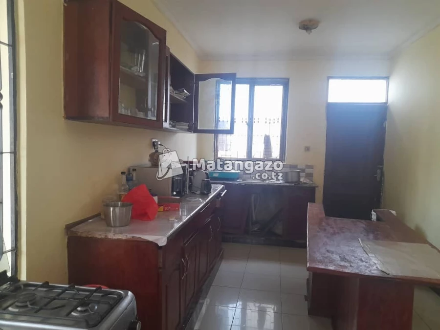 NYUMBA YENYE VYUMBA VITATU INAJITEGEMEA INAPANGISHWA MILIONI 1 KWA MWEZI IPO KINONDONI