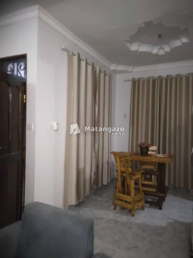 NYUMBA YENYE VYUMBA VITATU INAJITEGEMEA INAPANGISHWA MILIONI 1 KWA MWEZI IPO KINONDONI