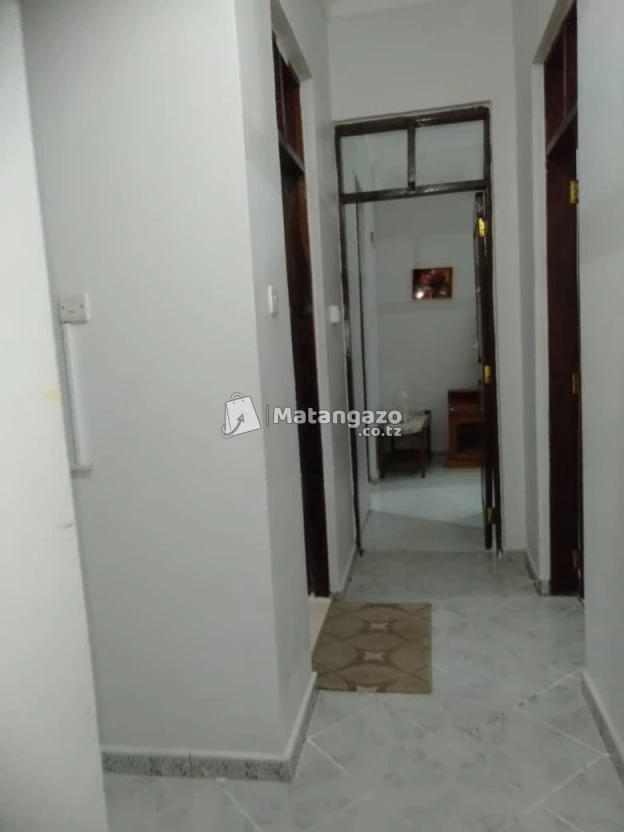 NYUMBA YENYE VYUMBA VITATU INAJITEGEMEA INAPANGISHWA MILIONI 1 KWA MWEZI IPO KINONDONI