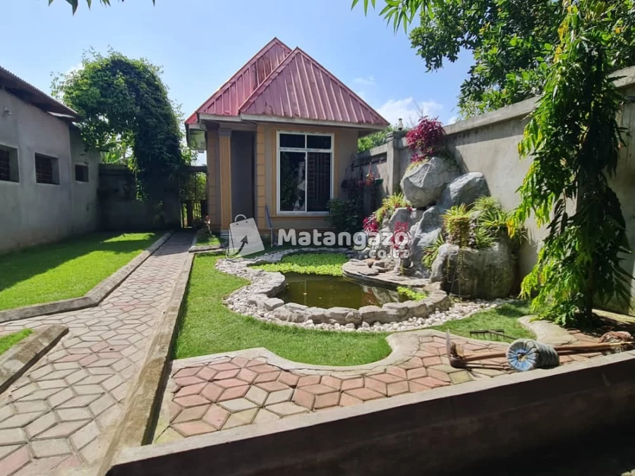 NYUMBA YENYE VYUMBA VITATU INAUZWA MILIONI 120 MAONGEZI YAPO IPO VIKINDU