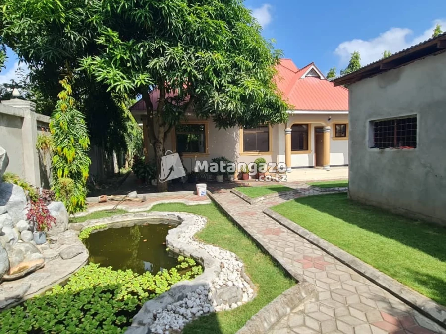 NYUMBA YENYE VYUMBA VITATU INAUZWA MILIONI 120 MAONGEZI YAPO IPO VIKINDU