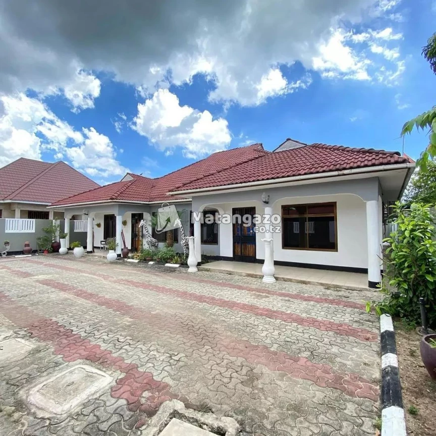 APARTMENTS YENYE VYUMBA VITATU INAPANGISHWA LAKI 7 KWA MWEZI IPO BAHARI BEACH