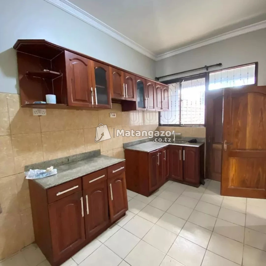 APARTMENTS YENYE VYUMBA VITATU INAPANGISHWA LAKI 7 KWA MWEZI IPO BAHARI BEACH