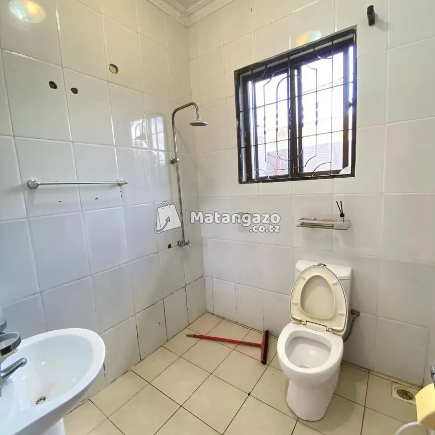 APARTMENTS YENYE VYUMBA VITATU INAPANGISHWA LAKI 7 KWA MWEZI IPO BAHARI BEACH