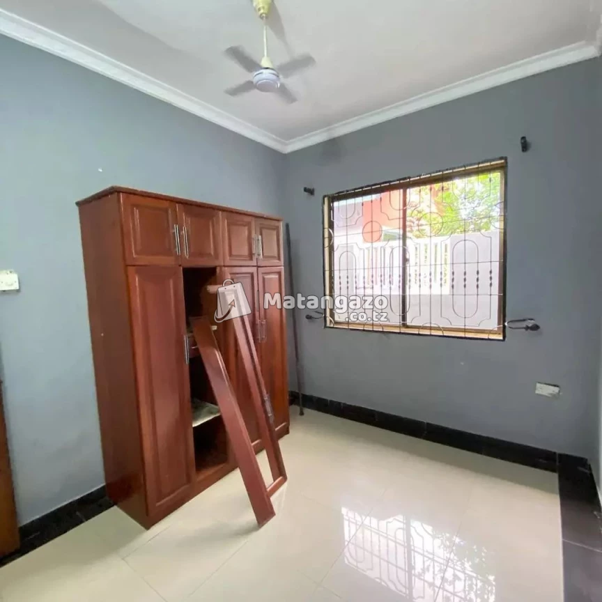 APARTMENTS YENYE VYUMBA VITATU INAPANGISHWA LAKI 7 KWA MWEZI IPO BAHARI BEACH