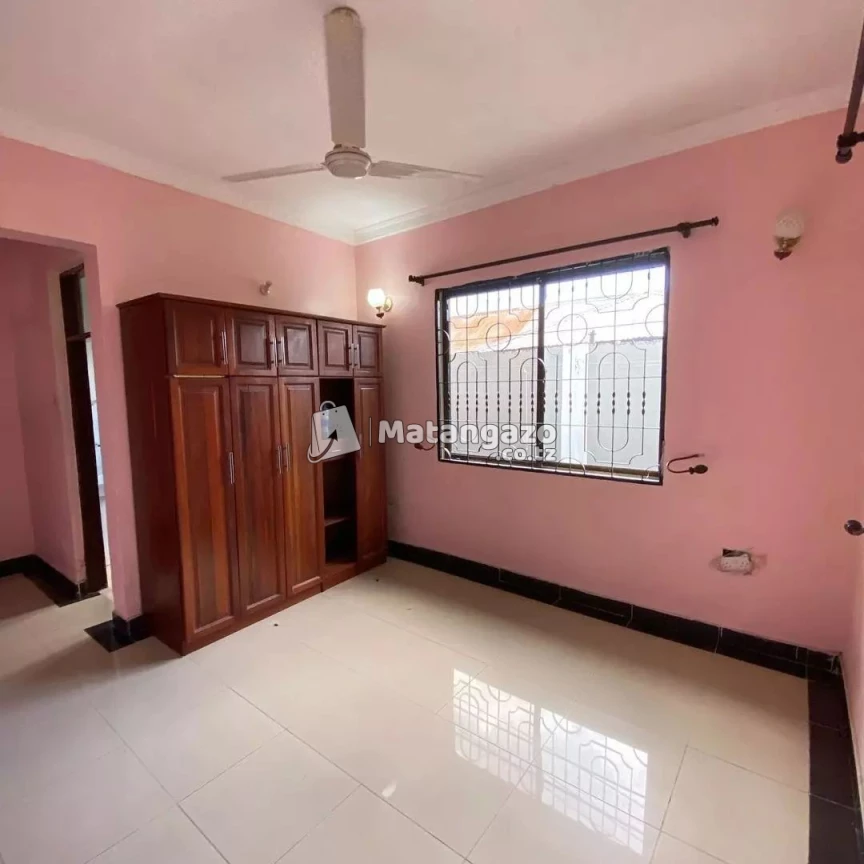 APARTMENTS YENYE VYUMBA VITATU INAPANGISHWA LAKI 7 KWA MWEZI IPO BAHARI BEACH