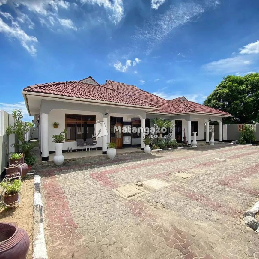 APARTMENTS YENYE VYUMBA VITATU INAPANGISHWA LAKI 7 KWA MWEZI IPO BAHARI BEACH