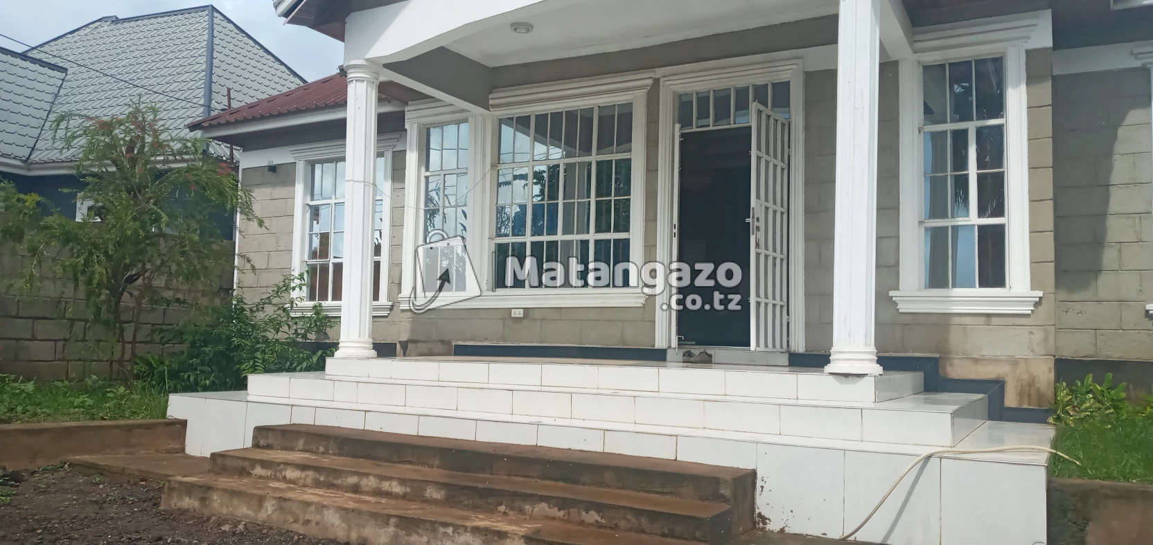 4BEDROOM HOUSE FOR RENT IN MOSHONO