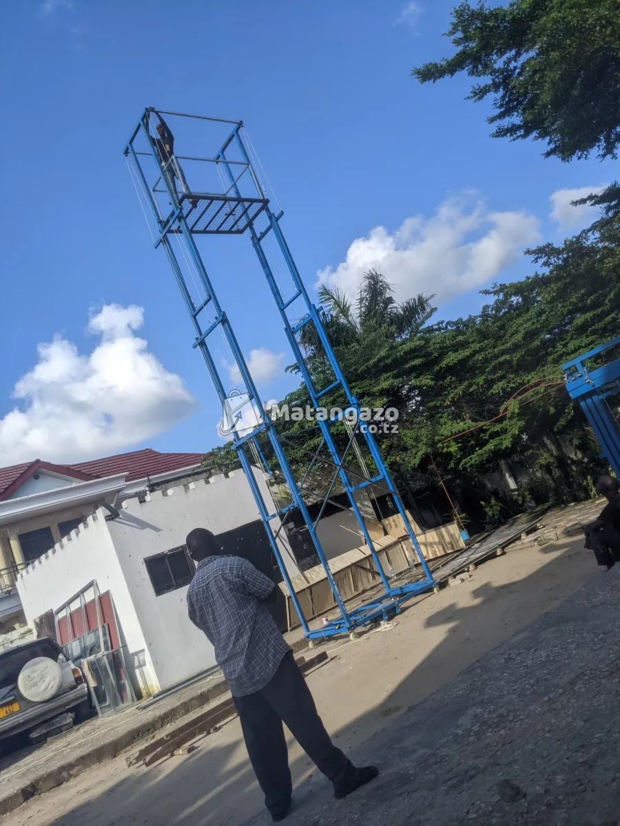 Electric scaffolding lifts