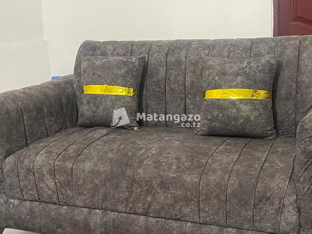 Vitu vya nyumbani vinauzwa(Coach,Tv, radio,carpet, jiko, friji na showcase)