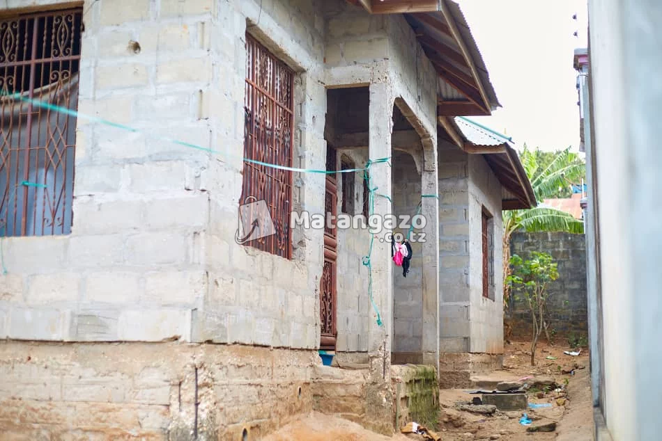 KIWANJA CHENYE NYUMBA (HAIJAMALIZIKA)